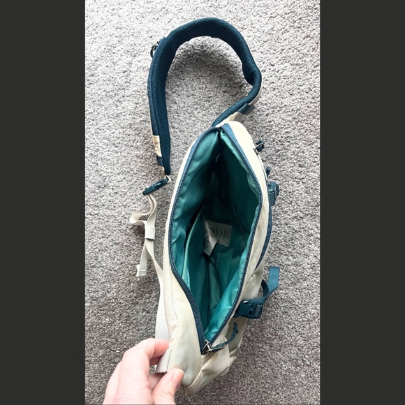 Patagonia Atom Sling Bag White and Teal - Picture 3 of 8